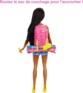 Barbie de dos avec son sac de couchage fixé au sac à dos