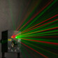 Laser vert et rouge émis par les demi-sphères du projecteur à effets lumineux
