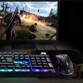 Mise en situation du tapis de souris Darkskull dans un setup gaming avec souris gaming filaire XPERT-M100, clavier gaming rétroéclairé et écran de PC allumé sur un jeu de vidéo de type Call of Duty