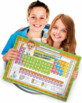 Enfants présentant le puzzle du tableau périodique du coffret Clementoni