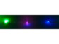 Section de câble d'une guirlande à LED RVB allumée dans le noir d'une lumière verte, violette et bleue