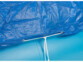 Gros plan sur la corde de serrage blanche de la bâche en PVC bleue pour fixation au bassin gonflable