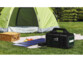 Batterie d'appoint mobile HSG-980 posée dans l'herbe devant une tente de camping et un drap sur lequel sont posées des affaires de pique-nique