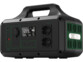 Batterie nomade LiFePO4 haute performance coloris noir avec poignée vue de biais montrant la lampe LED intégrée côté gauche et les différents connecteurs (prise 230 V, ports USB, prise allume-cigare) avec écran d'affichage des données