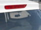 Mise en situation de la caméra de revul NavGear derrière le pare-brise arrière d'une voiture type berline avec objectif orienté vers l'extérieur du véhicule blanc