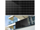 Panneau solaire avec cellules TOPCon suspendu au garde-corps d'un balcon d'un immeuble moderne