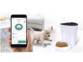 Distributeur de nourriture connecté pour chiens et chats mise en situation avec un chien et des croquettes et smartphone avec application