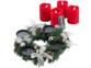 Couronne de l'Avent avec ornements argentés et 4 bougies LED rouges avec télécommande situées à côté