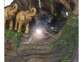 Gros plan sur la lumière LED blanche illuminant la fontaine avec zoom sur les deux bébés éléphants décoratifs et la base en aspect bois
