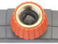 Gros plan sur le raccord métallique en laiton pour robinet avec filtre intégré du sélecteur d'arrosage 4 voies au boîtier gris et orange
