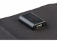 Zoom sur le boîtier avec port USB, voyant LED rouge et logo Revolt situé à l'arrière du chargeur solaire