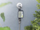 Programmateur d'arrosage numérique avec capteur de pluie mise en situation dans un jardin sur un robinet