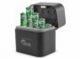 Chargeur universel tka ouvert avec huit accus lithium-ion AA et AAA rangés dans les emplacements, couvercle à contacts