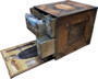 Coffret Trove Chest pour Too Many Bones ouvert montrant les tiroirs coulissants et le tapis de jeu