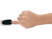 Oxymètre clipsé à l'index d'une main pour relevés de la saturation en oxygène et du pouls