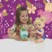 Une petite fille qui joue avec la poupée "Baby Alive Bébé régal de pâtes".